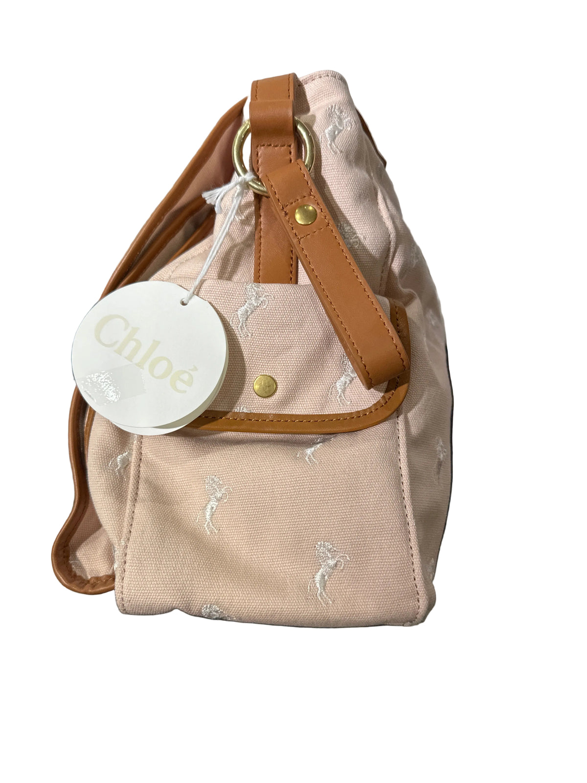Chloe` Wickeltasche altrosa, Seitenansicht mit Außenfach, braunem Riemen und Originaletikett
