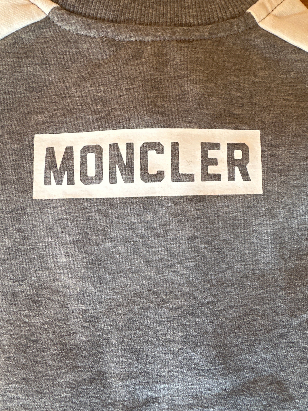 Moncler Designer-Baby-Einteiler grau, 9-12 Monate, Detailansicht des Moncler-Schriftzugs am Rücken