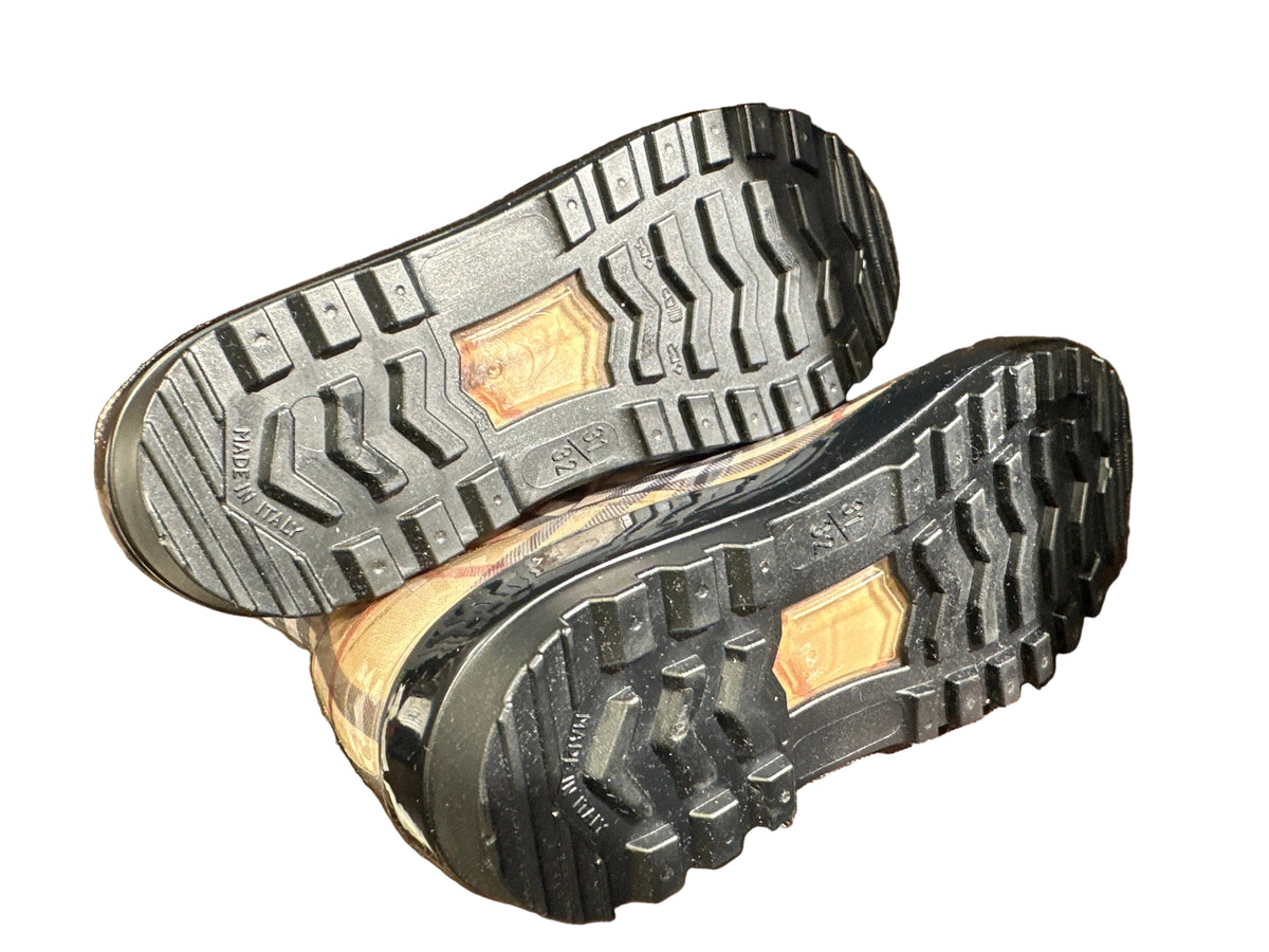 Burberry Designer-Kindergummistiefel Größe 31/32, schwarze Profilsohlen, Unteransicht