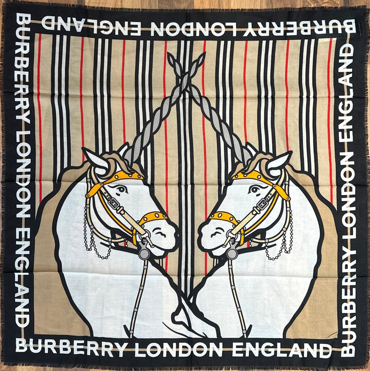 Burberry Designer- Tuch, 65 x 65 cm, beige mit Pferdemotiv und schwarzem Logo-Rand, Gesamtansicht