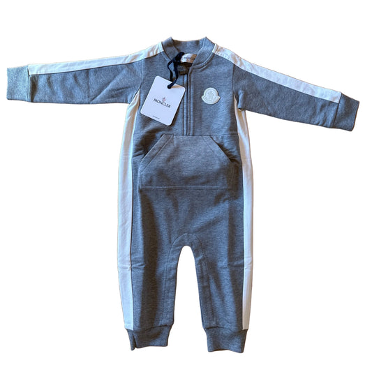 Moncler Designer-Baby-Einteiler grau, 9-12 Monate, Vorderansicht mit weißen Streifen und Originaletikett