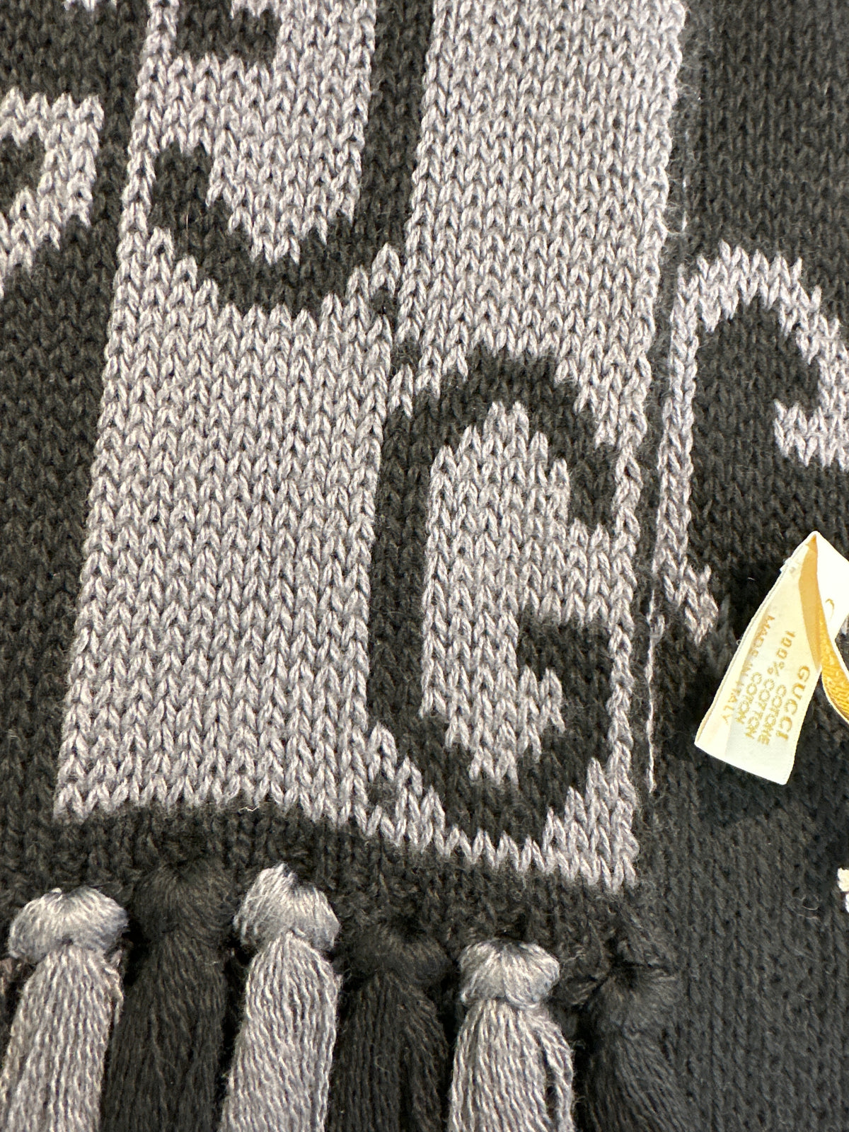 Gucci Strickschal in Schwarz/Grau, Nahaufnahme des G-Musters, der Fransen und des Materialetiketts