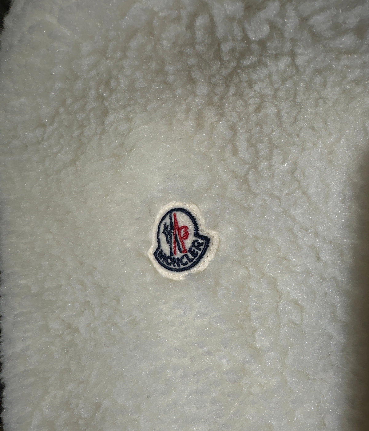 Moncler Designer-Teddyjacke Creme, Unisex, 10 Jahre, Nahaufnahme des Logo-Aufnähers am Ärmel