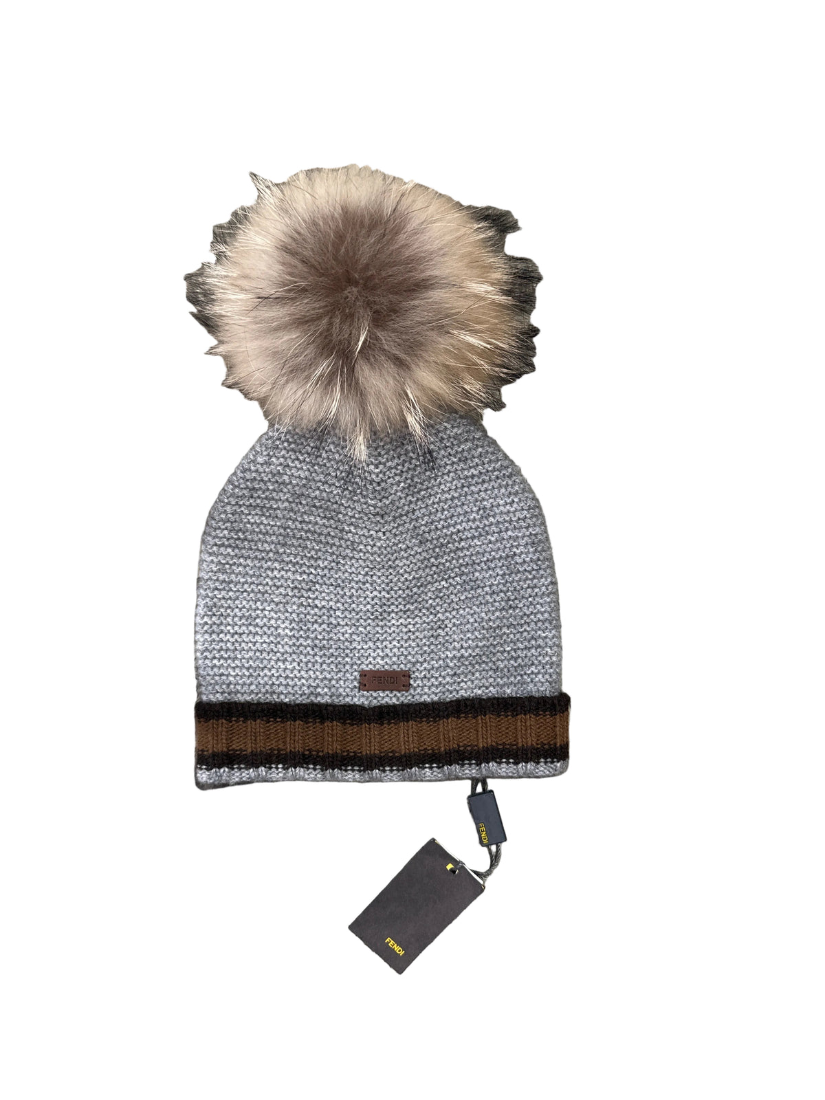 Fendi Designer-Babystrickmütze Grau, Unisex, 1-2 Jahre, mit Echtfellbommel und Etikett, Vorderansicht