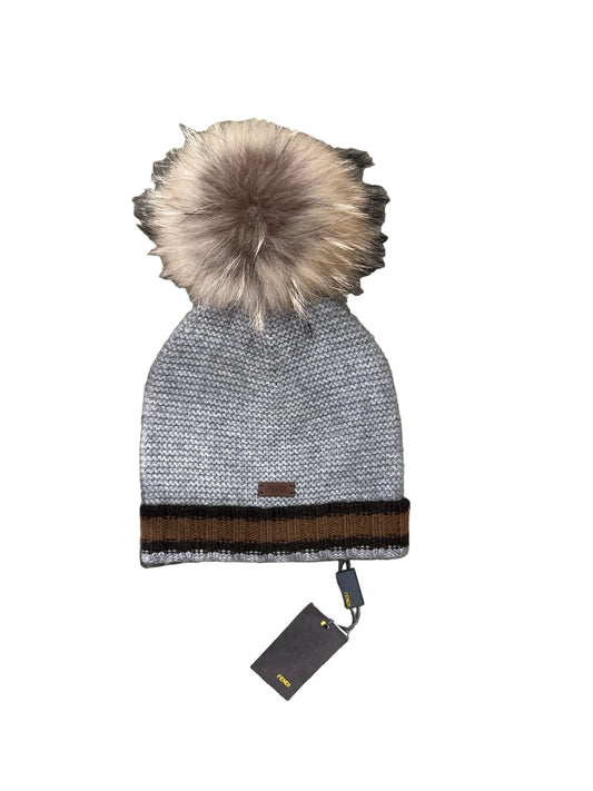 Fendi Designer-Babystrickmütze Grau, Unisex, 1-2 Jahre, mit Echtfellbommel und Etikett, Vorderansicht