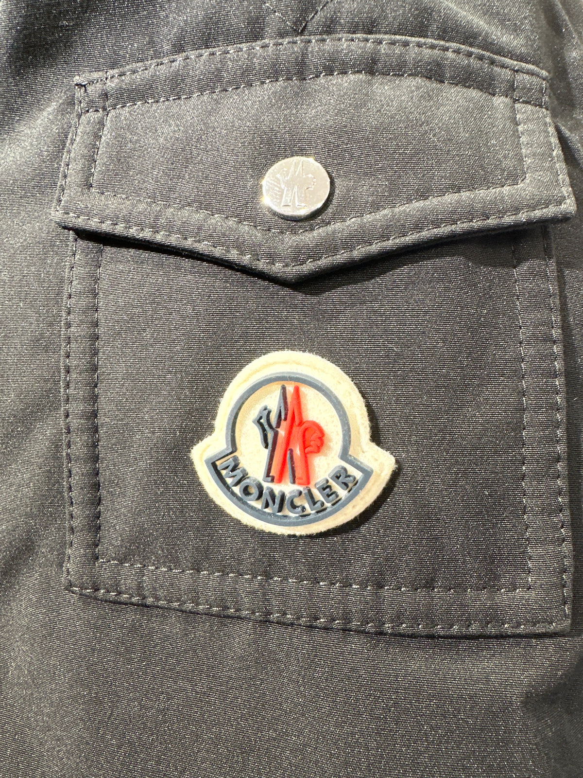 Moncler Designer-Kinderdaunenjacke, schwarz, 8 Jahre (128 cm) Ärmel Logo