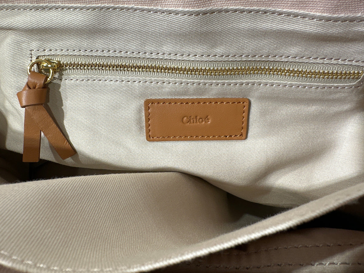 Chloe` Wickeltasche, Nahaufnahme des inneren Reißverschlussfachs mit Markenlabel