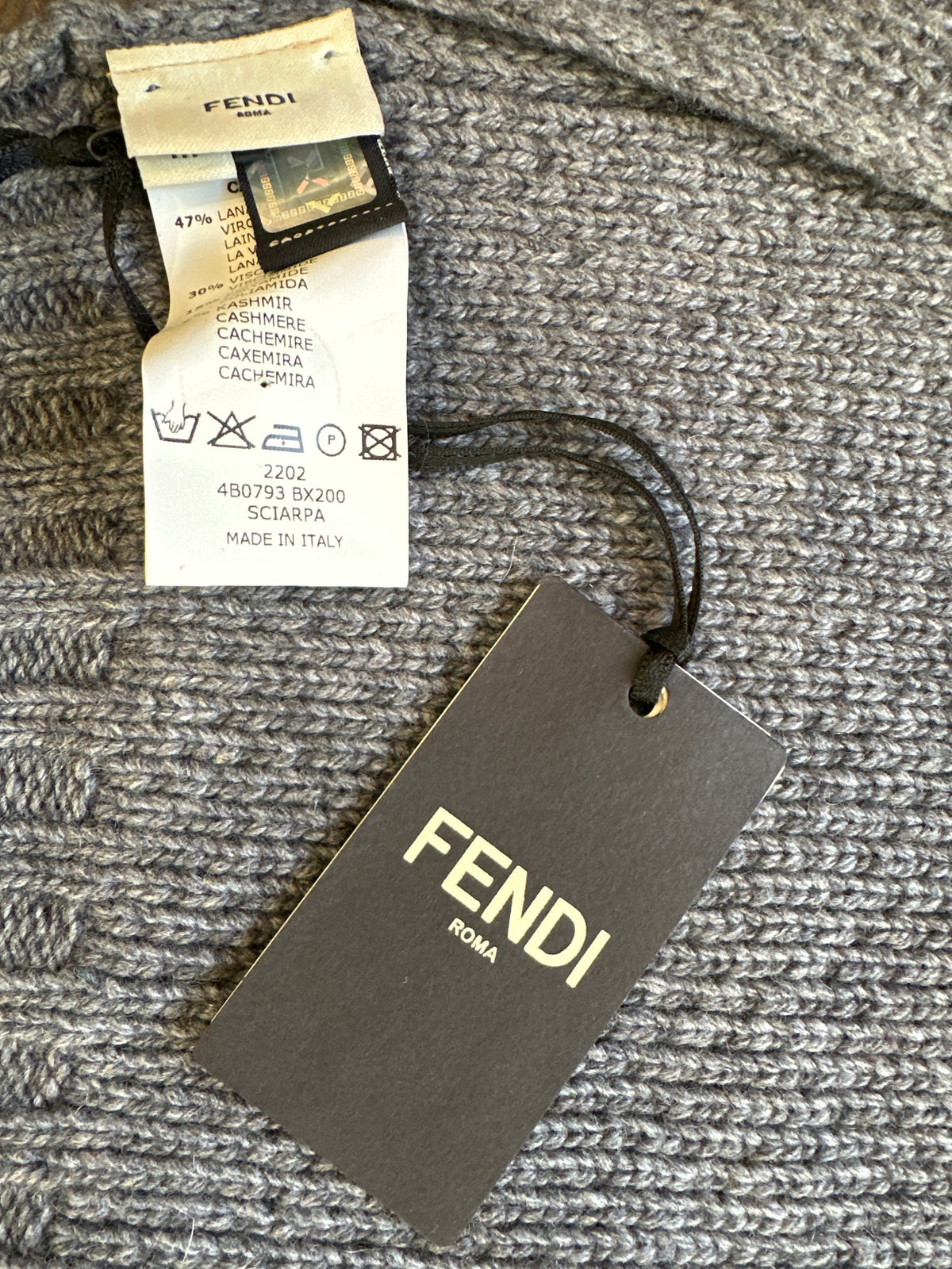 Fendi Designer-Strickschal Grau Unisex, 20 x 174 cm, Nahaufnahme der Marken- und Pflegeetiketten
