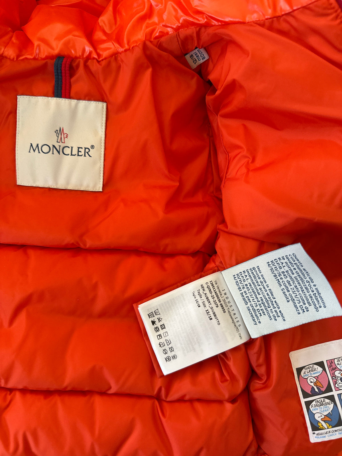 Moncler Designer-Baby-Daunenjacke orange, 12-18 Monate, Detailansicht der Marken- und Pflegeetiketten