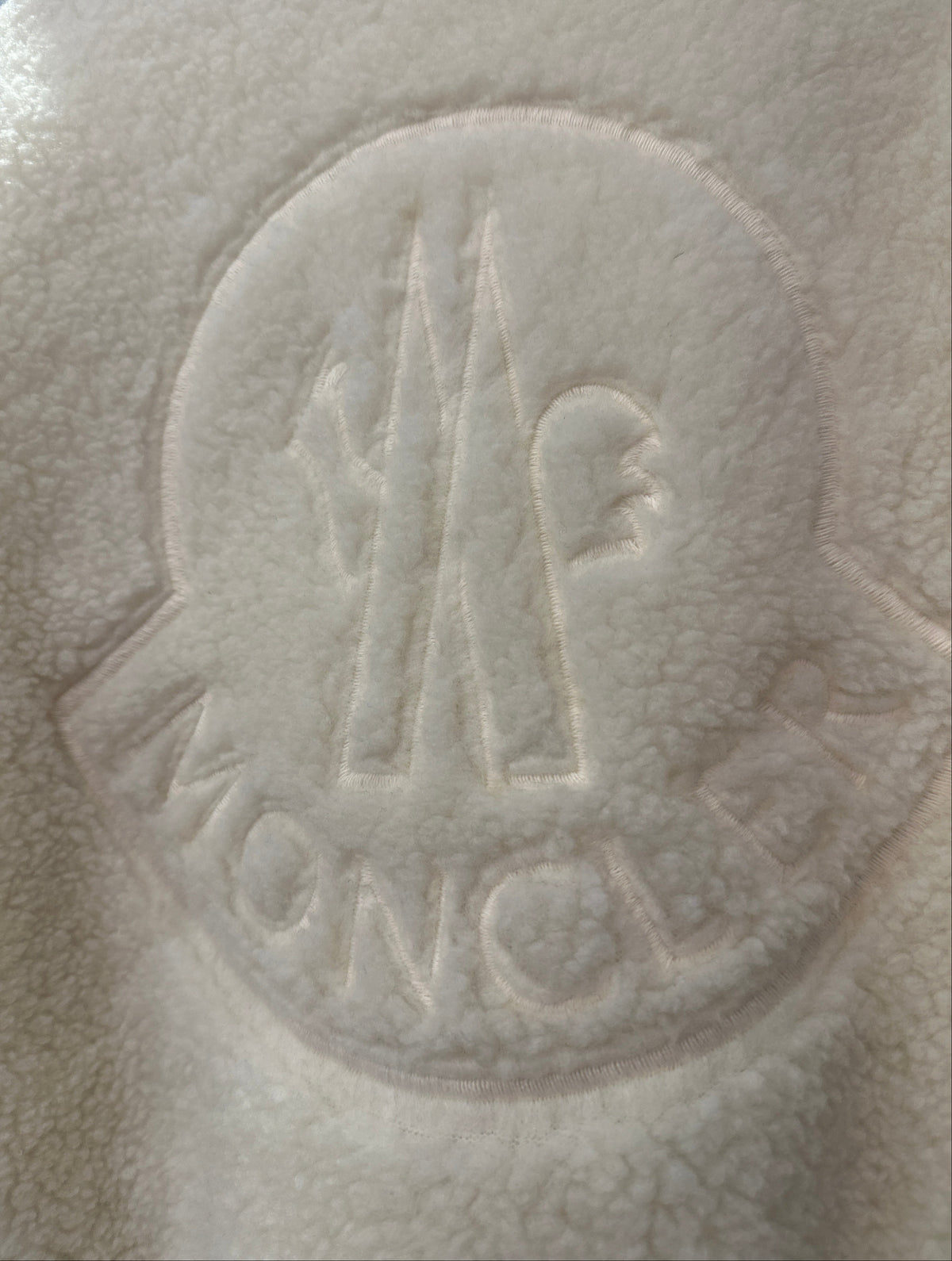 Moncler Designer-Teddyjacke Creme, Unisex, 10 Jahre, Nahaufnahme des großen Logos auf dem Rücken