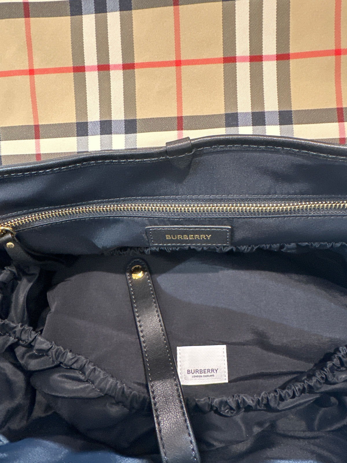 Burberry Designer Wickeltasche und Business-Bag, im klassischen Muster, Innenansicht 