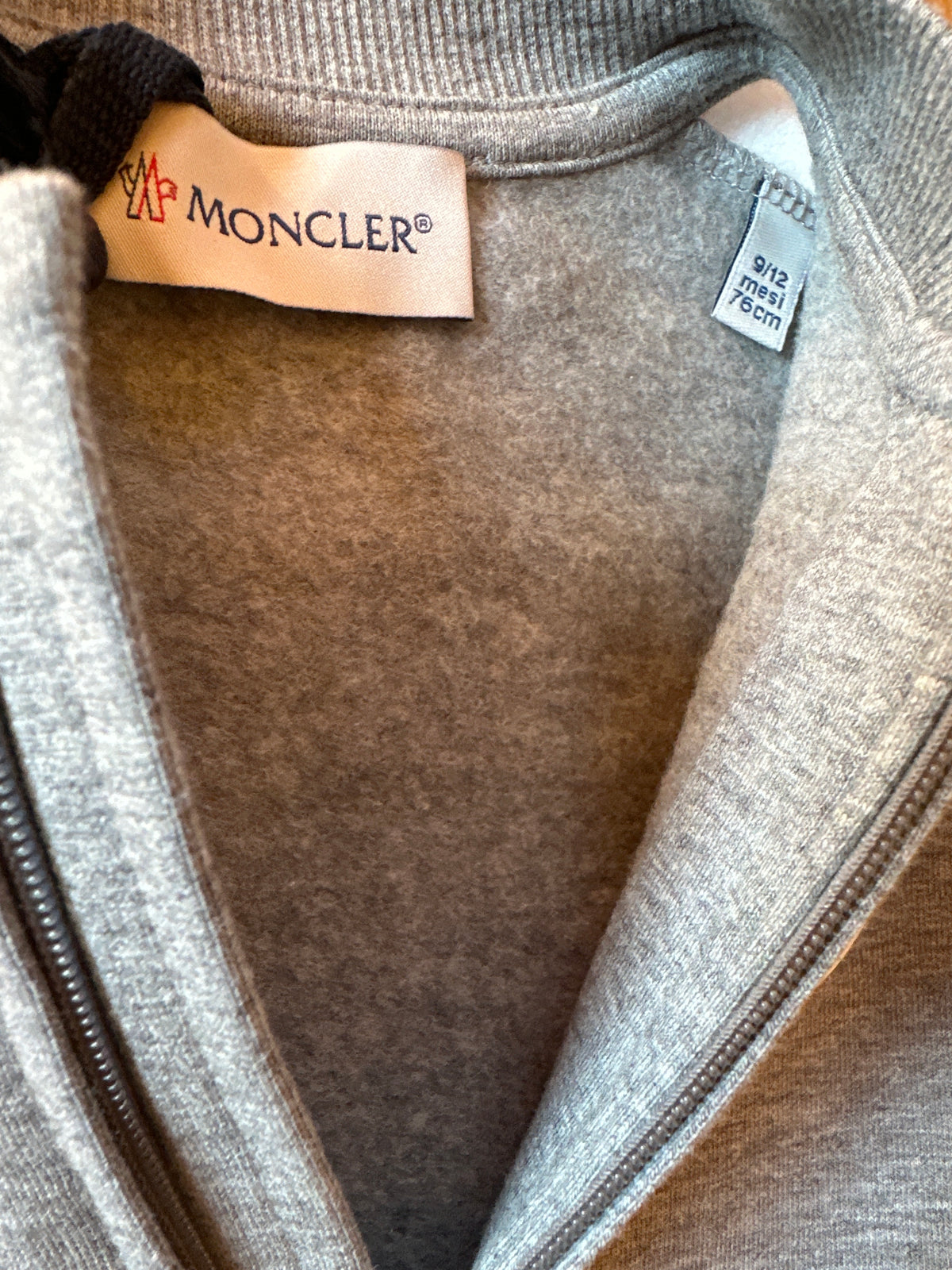 Moncler Designer-Baby-Einteiler grau, 9-12 Monate, Innenansicht mit Markenetikett und Größenangabe 76 cm